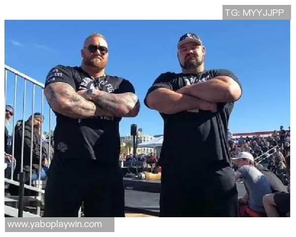 莱昂纳德首次为FLAUNT杂志拍摄写真展现无表情下的健硕身材魅力 莱昂纳德首次为FLAUNT杂志拍摄写真展现无表情下的健硕身材魅力