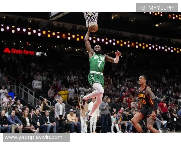 杰伦布朗半场表现出色13投8中贡献18分5助攻正负值高达5